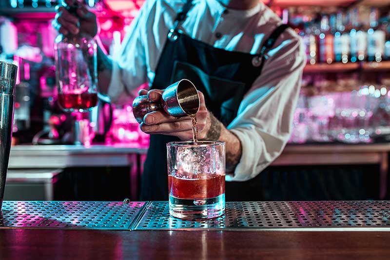 spiritueux artisanaux dans un bar